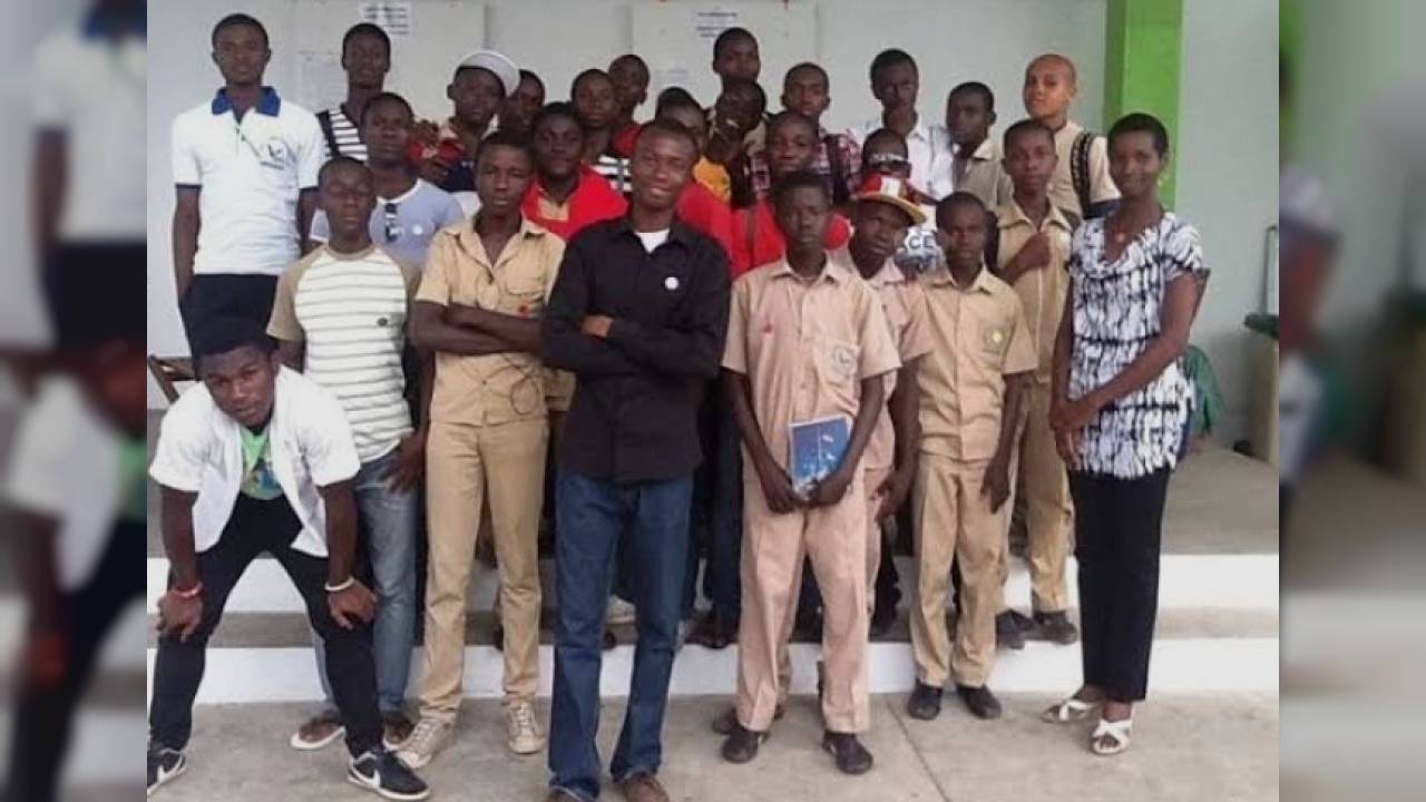 Don de fournitures scolaires aux orphelins